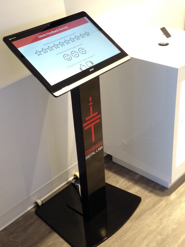 Totem de piso para coleta de feedback